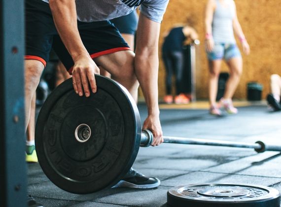 Trening siłowy na diecie keto ze sztangą