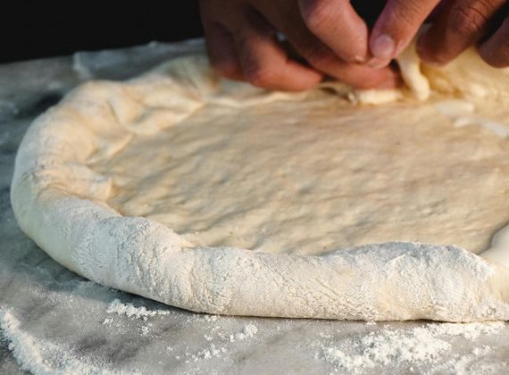 Formowanie pszennego ciasta w mące - nośnik węglowodanów, który w fast foodzie zastępuje bułka, tortilla i panierka keto