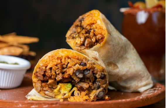 Burrito w tortilli przekrojone na pół, z mięsem, ryżem i fasolą - tradycyjny fast food, który na keto wymaga wymiany nośnika i dodatków