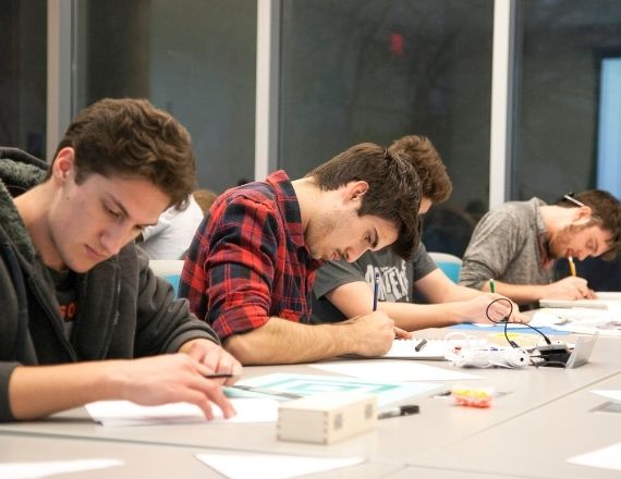 Studenci wykonujący test poznawczy w badaniu nad dietą keto