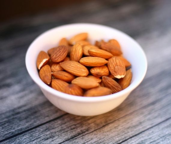 naturalne źródła magnezu keto - kakao kruszone migdały dieta ketogeniczna