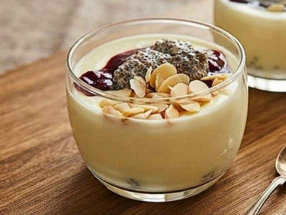 Pudding z nasion chia z konfiturą i płatkami migdałowymi na keto