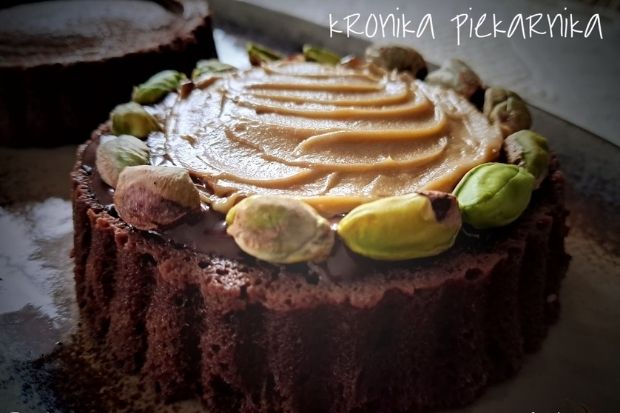 Keto babeczki czeko-pistacja z mikrofalówki gotowe z kremem i pistacjami