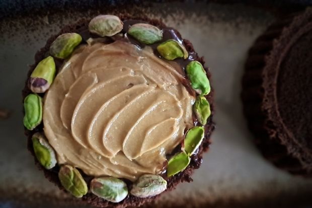 Keto babeczki czekoladowe z kremem pistacjowym z mikrofalówki - widok z góry