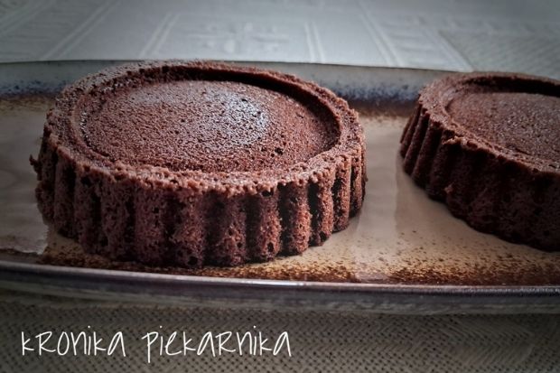 Keto babeczki czekoladowe bez cukru po wyjęciu z mikrofalówki - sam spód