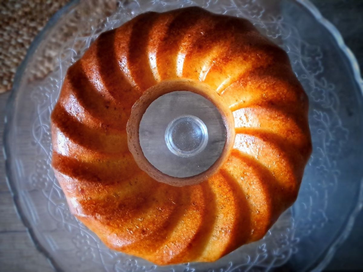 Keto babka migdałowa z jogurtem greckim - widok z góry na całą babkę