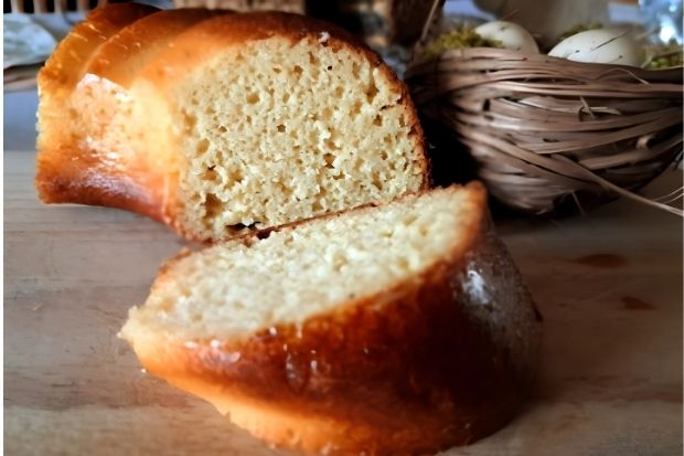 Keto babka migdałowa bez cukru w przekroju - wilgotny miąższ