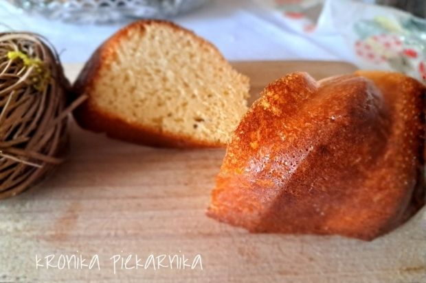 Keto babka migdałowa z jogurtem greckim - wilgotna i pachnąca sernikiem