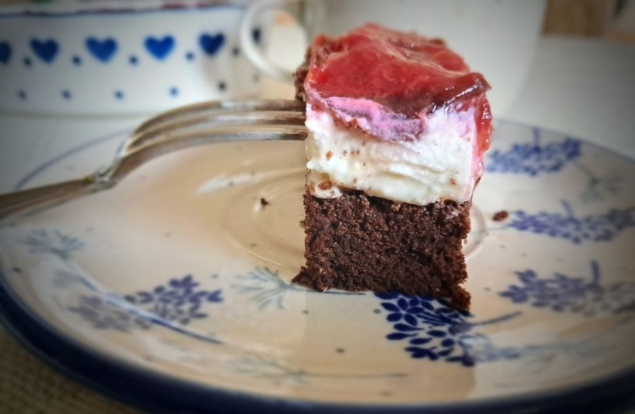 Keto brownie z masą serową przekrojone - warstwy czekolady, kremu i konfitury śliwkowej
