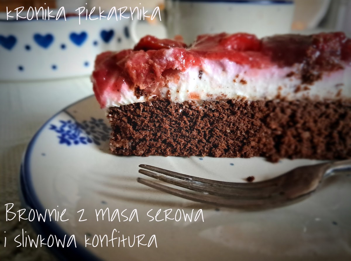 Keto brownie z masą serową i śliwkową konfiturą - kawałek z widocznymi warstwami