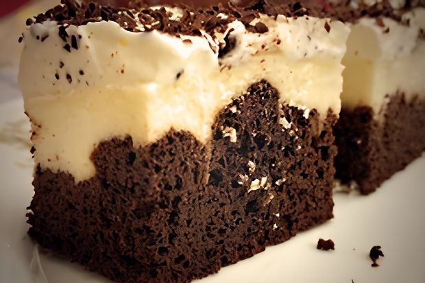 Keto brownie z sernikiem i musem waniliowym posypane wiórkami czekolady