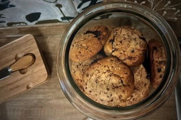 Ciasteczka z kawałkami czekolady w szklanym słoiku, widok z góry