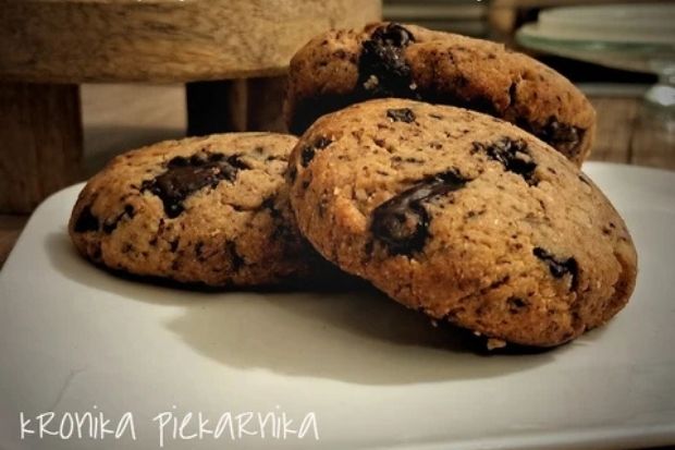 Keto ciasteczka mikołajkowe z czekoladą na białym talerzu