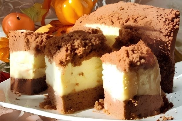 Przekrojone keto ciasto bananowe - widoczne banany i krem cytrynowy w środku