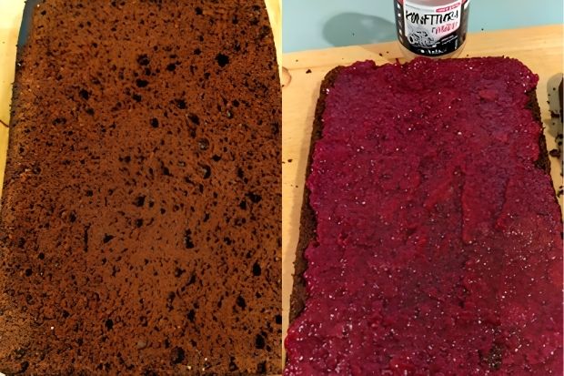 Upieczony blat piernikowy i blat posmarowany konfiturą z malin
