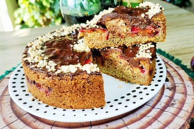 Keto ciasto śliwkowe z polewą czekoladową i orzeszkami na paterze