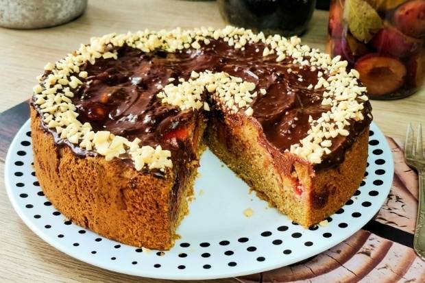 Keto ciasto śliwkowe z polewą czekoladową - widok z góry na całe ciasto