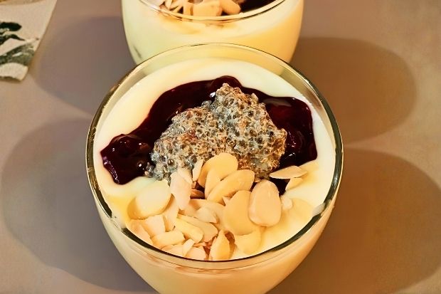 Keto budyń waniliowy z puddingiem chia i konfiturą borówkową w pucharkach