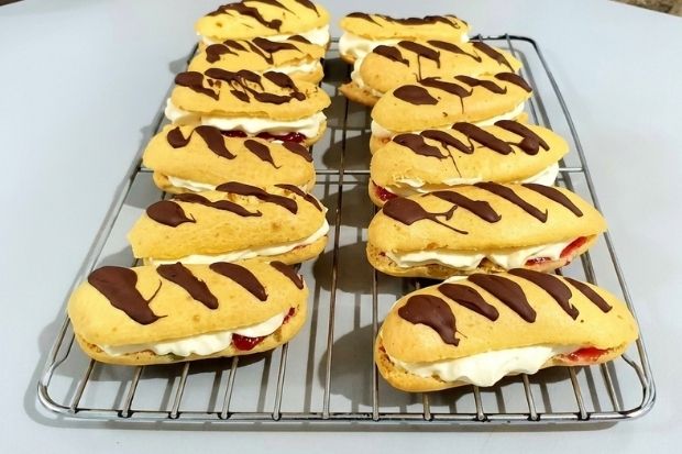 Keto eklerki polane czekoladą ułożone na kratce