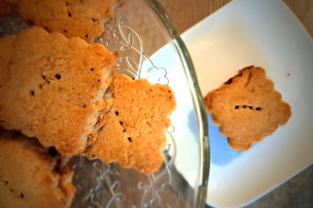 Keto ciasteczka maślane w kształcie kwiatków ułożone na paterze