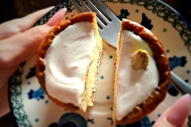 Keto mini serniczek pistacjowy przekrojony - widoczne warstwy masy serowej