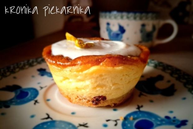 Keto mini serniczki pistacjowe z kremem serowo-pistacjowym na wierzchu