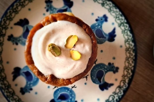 Keto mini serniczek pistacjowy z pistacjami z góry - kremowa warstwa na wierzchu