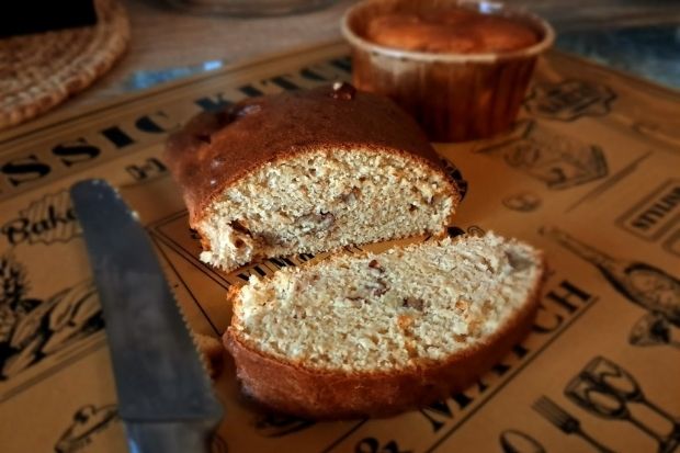 Keto muffin z airfryera w przekroju - wilgotny miąższ z kawałkami jabłka