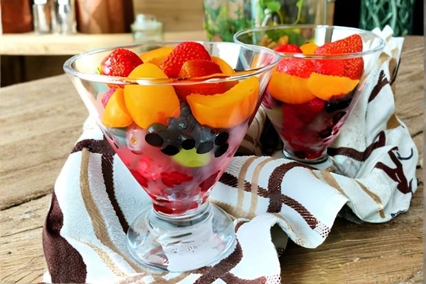Keto owoce w galaretce bez cukru w pucharkach z bitą śmietanką i malinami