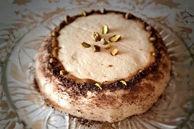 Keto pascha wielkanocna ozdobiona pistacjami i kakao
