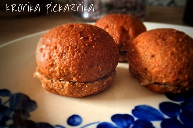 Keto pierniczki nadziewane orzeszki na talerzu - gotowe ciasteczka