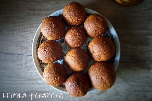 Keto pierniczki nadziewane kremem orzechowym - kulki piernikowe na talerzu z góry