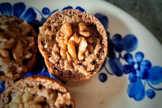 Keto pierniczek orzeszek z bliska - orzech włoski w kremowym nadzieniu