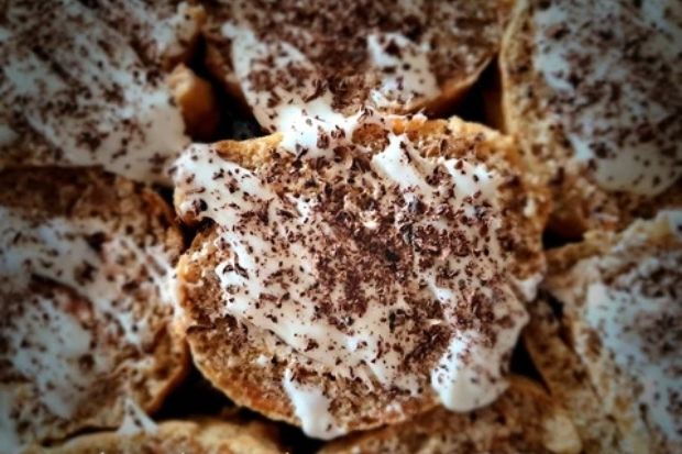 Plastry rolady marchewkowej ułożone jeden na drugim
