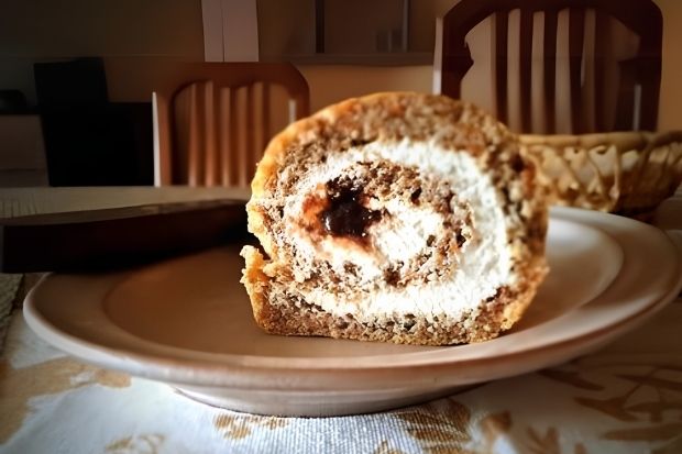Keto rolada marchewkowo-cynamonowa pokrojona w plastry z konfiturą