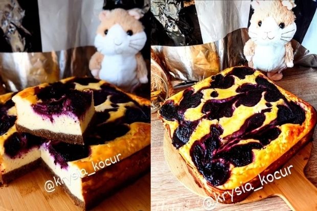 Keto sernik borówkowy pokrojony na kawałki