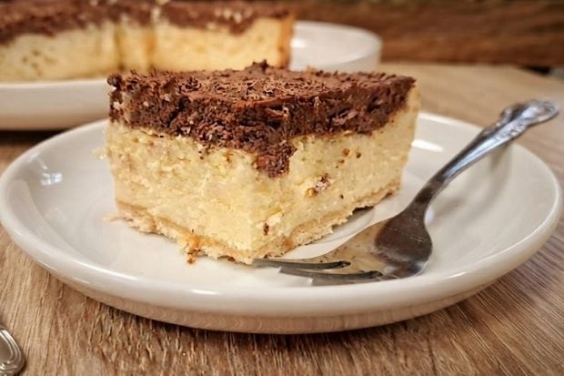 Keto sernik na mascarpone z pomarańczą pokryty kremem czekoladowym