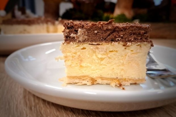 Keto sernik waniliowy bez cukru w przekroju - kremowy miąższ z masą czekoladową