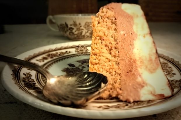 Kawałek sernika na zimno z widoczną dwuwarstwową masą serową