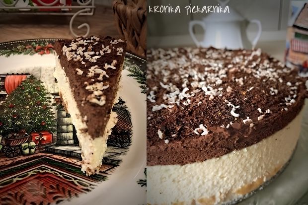 Kawałek sernika z czekoladowym musem na świątecznym talerzu i cały sernik w tortownicy