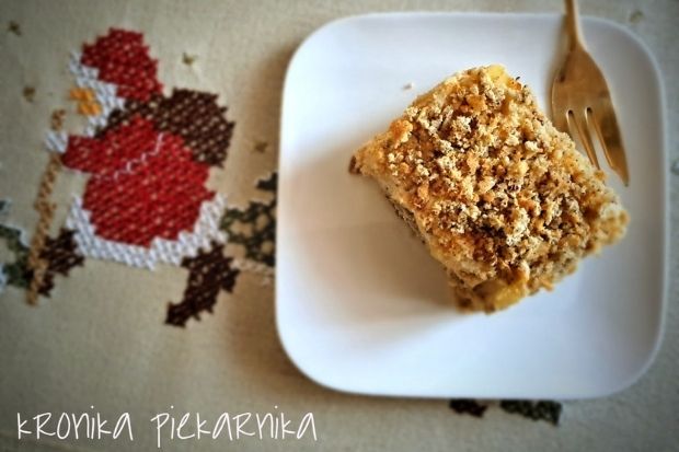 Keto torcik orzechowy w przekroju - warstwy biszkopta i masy jabłkowo-cynamonowej