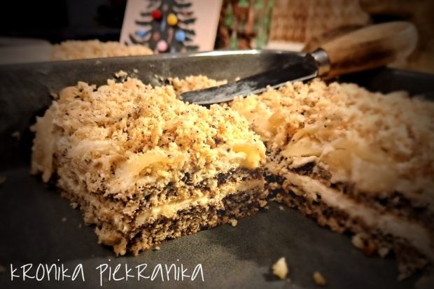  keto-tort-orzechowy-makowy-z-masa-mascarpone-przekroj