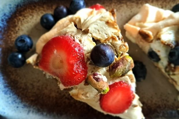 Keto tort bezowy bez cukru z truskawkami i jagodami na paterze