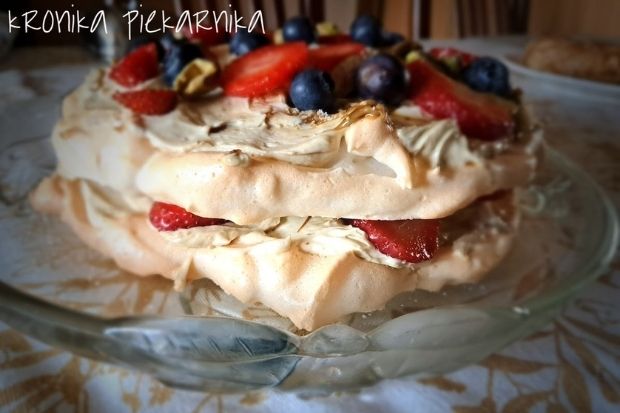 Niskowęglowodanowy keto torcik bezowy bez cukru z truskawkami, borówkami i pistacjami. Idealny deser bezglutenowy. podketo.pl