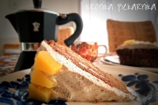 Keto tort makowy z kawą Anatol i masą kawowo-makową na talerzu z ananasem