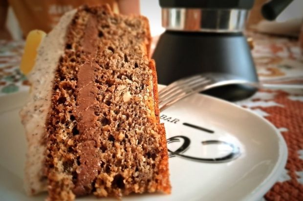 Keto tort makowy z kremem czekoladowym i kawą Anatol - przekrój z bliska