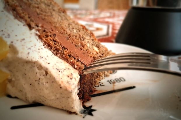Keto tort makowy z kremem czekoladowym w przekroju - widoczne warstwy biszkoptu i kremów