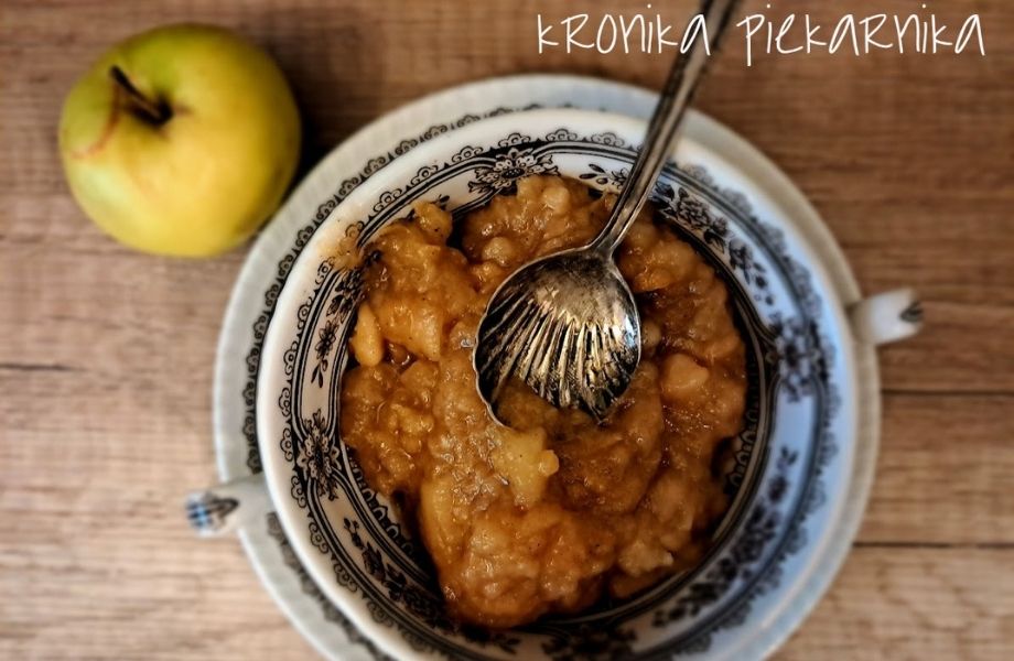 Keto mus jabłkowy z papierówek bez cukru w miseczce - składnik tortu
