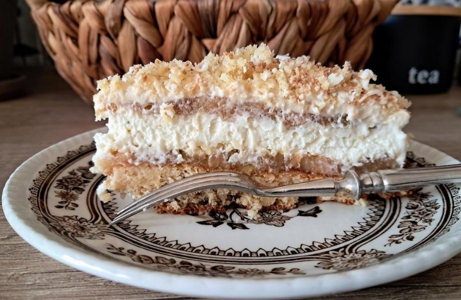 Keto tort z musem jabłkowym w przekroju - widoczne warstwy biszkoptu i kremu