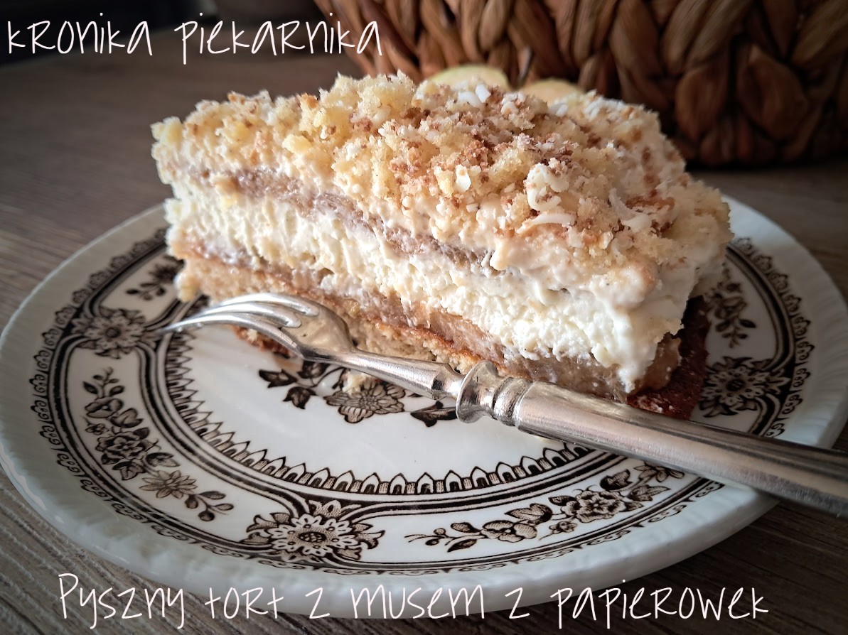 Keto tort z musem z papierówek bez cukru - kawałek z widocznymi trzema warstwami